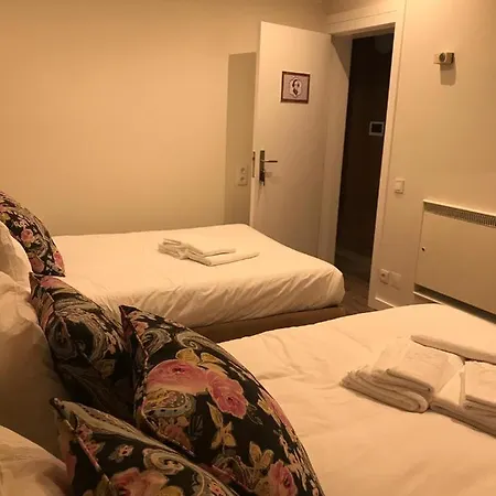 Pensión Junqueira76 *